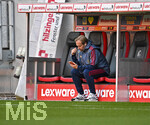25.10.2026, Fussball Bundesliga 2026/2027, 7.Spieltag, SC Freiburg - FC Bayern München im Europa-Park-Stadion Freiburg im Breisgau. Co-Trainer Aaron Danks (Bayern München) vor dem Spiel auf der Bank mit dem Handy.

