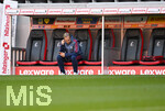 25.10.2026, Fussball Bundesliga 2026/2027, 7.Spieltag, SC Freiburg - FC Bayern München im Europa-Park-Stadion Freiburg im Breisgau. Co-Trainer Aaron Danks (Bayern München) vor dem Spiel auf der Bank mit dem Handy.

