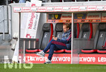 25.10.2026, Fussball Bundesliga 2026/2027, 7.Spieltag, SC Freiburg - FC Bayern München im Europa-Park-Stadion Freiburg im Breisgau. Co-Trainer Aaron Danks (Bayern München) vor dem Spiel auf der Bank mit dem Handy.

