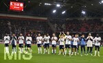 25.10.2026, Fussball Bundesliga 2026/2027, 7.Spieltag, SC Freiburg - FC Bayern München im Europa-Park-Stadion Freiburg im Breisgau. Unten feiern die Bayern oben das Endergebnis

