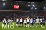 25.10.2026, Fussball Bundesliga 2026/2027, 7.Spieltag, SC Freiburg - FC Bayern München im Europa-Park-Stadion Freiburg im Breisgau. Unten feiern die Bayern oben das Endergebnis

