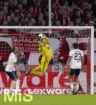25.10.2026, Fussball Bundesliga 2026/2027, 7.Spieltag, SC Freiburg - FC Bayern München im Europa-Park-Stadion Freiburg im Breisgau. mitte: Torwart Jonas Urbig (FC Bayern München), li: Harry Kane (FC Bayern München), re: Sacha Boey (FC Bayern München) 