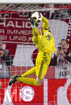 25.10.2026, Fussball Bundesliga 2026/2027, 7.Spieltag, SC Freiburg - FC Bayern München im Europa-Park-Stadion Freiburg im Breisgau.  Torwart Jonas Urbig (FC Bayern München) hat den Ball im Hechtsprung gefangen 