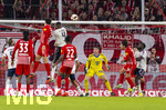 25.10.2026, Fussball Bundesliga 2026/2027, 7.Spieltag, SC Freiburg - FC Bayern München im Europa-Park-Stadion Freiburg im Breisgau. Torwart Jonas Urbig (FC Bayern München) konzentriert, li: Igor Matanovic (SC Freiburg), Jonathan Tah (FC Bayern München) 