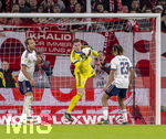 25.10.2026, Fussball Bundesliga 2026/2027, 7.Spieltag, SC Freiburg - FC Bayern München im Europa-Park-Stadion Freiburg im Breisgau. mitte: Torwart Jonas Urbig (FC Bayern München), li: Harry Kane (FC Bayern München), re: Sacha Boey (FC Bayern München) 