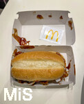 26.10.2026, Ein McRib-Hamburger mit viel Tomatensauce und dem obligatorischen Feuchttuch wegen der Sauce. Eine Fast Food Legende auf dem Tisch in einer McDonalds Filiale in Tittisee-Neustadt. Das Ende eines Klassikers ist gekommen: Die Fast-Food-Kette McDonald?s nimmt den Burger McRib zum Dienstag, 27. Oktober, aus den deutschen McDonald's-Sortiment. McDonald's hat das Ende des Burgers mit einem Newsletter angekündigt. Dabei gilt der McRib als Klassiker.
 
