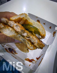 26.10.2026, Ein McRib-Hamburger mit viel Tomatensauce in der Hand eines Gastes. Eine Fast Food Legende in einer McDonalds Filiale in Tittisee-Neustadt. Das Ende eines Klassikers ist gekommen: Die Fast-Food-Kette McDonald?s nimmt den Burger McRib zum Dienstag, 27. Oktober, aus den deutschen McDonald's-Sortiment. McDonald's hat das Ende des Burgers mit einem Newsletter angekündigt. Dabei gilt der McRib als Klassiker.
 
