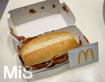 26.10.2026, Ein McRib-Hamburger mit viel Tomatensauce und dem obligatorischen Feuchttuch wegen der Sauce. Eine Fast Food Legende auf dem Tisch in einer McDonalds Filiale in Tittisee-Neustadt. Das Ende eines Klassikers ist gekommen: Die Fast-Food-Kette McDonald?s nimmt den Burger McRib zum Dienstag, 27. Oktober, aus den deutschen McDonald's-Sortiment. McDonald's hat das Ende des Burgers mit einem Newsletter angekündigt. Dabei gilt der McRib als Klassiker.
 
