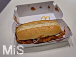 26.10.2026, Ein McRib-Hamburger mit viel Tomatensauce und dem obligatorischen Feuchttuch wegen der Sauce. Eine Fast Food Legende auf dem Tisch in einer McDonalds Filiale in Tittisee-Neustadt. Das Ende eines Klassikers ist gekommen: Die Fast-Food-Kette McDonald?s nimmt den Burger McRib zum Dienstag, 27. Oktober, aus den deutschen McDonald's-Sortiment. McDonald's hat das Ende des Burgers mit einem Newsletter angekündigt. Dabei gilt der McRib als Klassiker.
 
