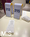 26.10.2026, Auf dem Kassenzettel steht der McRib-Hamburger. Eine Fast Food Legende, hier bestellt in einer McDonalds Filiale in Tittisee-Neustadt. Das Ende eines Klassikers ist gekommen: Die Fast-Food-Kette McDonald?s nimmt den Burger McRib zum Dienstag, 27. Oktober, aus den deutschen McDonald's-Sortiment. McDonald's hat das Ende des Burgers mit einem Newsletter angekündigt. Dabei gilt der McRib als Klassiker. Für den Tischservice stehen die Nummertafeln am Tisch, dann bringt ein Mitarbeiter die Speisen an den Tisch.
 
