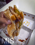 26.10.2026, Ein McRib-Hamburger mit viel Tomatensauce in der Hand eines Gastes. Eine Fast Food Legende in einer McDonalds Filiale in Tittisee-Neustadt. Das Ende eines Klassikers ist gekommen: Die Fast-Food-Kette McDonald?s nimmt den Burger McRib zum Dienstag, 27. Oktober, aus den deutschen McDonald's-Sortiment. McDonald's hat das Ende des Burgers mit einem Newsletter angekündigt. Dabei gilt der McRib als Klassiker.
 
