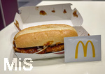 26.10.2026, Ein McRib-Hamburger mit viel Tomatensauce und dem obligatorischen Feuchttuch wegen der Sauce. Eine Fast Food Legende auf dem Tisch in einer McDonalds Filiale in Tittisee-Neustadt. Das Ende eines Klassikers ist gekommen: Die Fast-Food-Kette McDonald?s nimmt den Burger McRib zum Dienstag, 27. Oktober, aus den deutschen McDonald's-Sortiment. McDonald's hat das Ende des Burgers mit einem Newsletter angekündigt. Dabei gilt der McRib als Klassiker.
 
