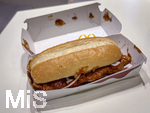 26.10.2026, Ein McRib-Hamburger mit viel Tomatensauce und dem obligatorischen Feuchttuch wegen der Sauce. Eine Fast Food Legende auf dem Tisch in einer McDonalds Filiale in Tittisee-Neustadt. Das Ende eines Klassikers ist gekommen: Die Fast-Food-Kette McDonald?s nimmt den Burger McRib zum Dienstag, 27. Oktober, aus den deutschen McDonald's-Sortiment. McDonald's hat das Ende des Burgers mit einem Newsletter angekündigt. Dabei gilt der McRib als Klassiker.
 

