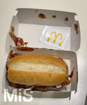 26.10.2026, Ein McRib-Hamburger mit viel Tomatensauce und dem obligatorischen Feuchttuch wegen der Sauce. Eine Fast Food Legende auf dem Tisch in einer McDonalds Filiale in Tittisee-Neustadt. Das Ende eines Klassikers ist gekommen: Die Fast-Food-Kette McDonald?s nimmt den Burger McRib zum Dienstag, 27. Oktober, aus den deutschen McDonald's-Sortiment. McDonald's hat das Ende des Burgers mit einem Newsletter angekündigt. Dabei gilt der McRib als Klassiker.
 

