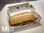 26.10.2026, Ein McRib-Hamburger mit viel Tomatensauce und dem obligatorischen Feuchttuch wegen der Sauce. Eine Fast Food Legende auf dem Tisch in einer McDonalds Filiale in Tittisee-Neustadt. Das Ende eines Klassikers ist gekommen: Die Fast-Food-Kette McDonald?s nimmt den Burger McRib zum Dienstag, 27. Oktober, aus den deutschen McDonald's-Sortiment. McDonald's hat das Ende des Burgers mit einem Newsletter angekündigt. Dabei gilt der McRib als Klassiker.
 
