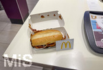 26.10.2026, Ein McRib-Hamburger mit viel Tomatensauce und dem obligatorischen Feuchttuch wegen der Sauce. Eine Fast Food Legende auf dem Tisch in einer McDonalds Filiale in Tittisee-Neustadt. Das Ende eines Klassikers ist gekommen: Die Fast-Food-Kette McDonald?s nimmt den Burger McRib zum Dienstag, 27. Oktober, aus den deutschen McDonald's-Sortiment. McDonald's hat das Ende des Burgers mit einem Newsletter angekündigt. Dabei gilt der McRib als Klassiker.
 
