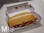 26.10.2026, Ein McRib-Hamburger mit viel Tomatensauce und dem obligatorischen Feuchttuch wegen der Sauce. Eine Fast Food Legende auf dem Tisch in einer McDonalds Filiale in Tittisee-Neustadt. Das Ende eines Klassikers ist gekommen: Die Fast-Food-Kette McDonald?s nimmt den Burger McRib zum Dienstag, 27. Oktober, aus den deutschen McDonald's-Sortiment. McDonald's hat das Ende des Burgers mit einem Newsletter angekündigt. Dabei gilt der McRib als Klassiker.
 
