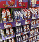 26.10.2026, Schokoladen-Weihnachtsangebot eines Supermarktes in Bayern,  Milka Produkte als Nikoläuse. Und mit Biscoff Variante. Biscoff Schokolade ist eine Schokolade, die klassische Schokolade mit dem Geschmack der bekannten, karamellisierten Lotus Biscoff Spekulatius-Kekse kombiniert. 

