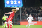28.10.2026, Unterhaching, Bayern, Deutschland. UEFA Womens Champions League: FC Bayern Frauen gegen Real Madrid Frauen. Spielort: Sportpark Unterhaching. UWCL Ligaphase, 3. Spieltag, Saison 2026/27. Stine Ballisager (FC Bayern Frauen) beim Kopfball, im Kopfballduell, beim Luftduell