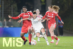 28.10.2026, Unterhaching, Bayern, Deutschland. UEFA Womens Champions League: FC Bayern Frauen gegen Real Madrid Frauen. Spielort: Sportpark Unterhaching. UWCL Ligaphase, 3. Spieltag, Saison 2026/27. Arianna Caruso (Real Madrid Frauen) im Zweikampf, im Duell, im Kampf um den Ball mit Bernadette Amani (FC Bayern Frauen) und Sophie Proost (FC Bayern Frauen)