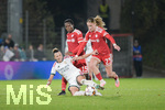 28.10.2026, Unterhaching, Bayern, Deutschland. UEFA Womens Champions League: FC Bayern Frauen gegen Real Madrid Frauen. Spielort: Sportpark Unterhaching. UWCL Ligaphase, 3. Spieltag, Saison 2026/27. Arianna Caruso (Real Madrid Frauen) im Zweikampf, im Duell, im Kampf um den Ball mit Bernadette Amani (FC Bayern Frauen) und Sophie Proost (FC Bayern Frauen)