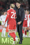 28.10.2026, Unterhaching, Bayern, Deutschland. UEFA Womens Champions League: FC Bayern Frauen gegen Real Madrid Frauen. Spielort: Sportpark Unterhaching. UWCL Ligaphase, 3. Spieltag, Saison 2026/27. Cheftrainer Pau Quesada (Real Madrid Frauen) blickt zu Franziska Kett (FC Bayern Frauen)