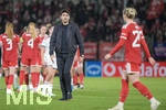 28.10.2026, Unterhaching, Bayern, Deutschland. UEFA Womens Champions League: FC Bayern Frauen gegen Real Madrid Frauen. Spielort: Sportpark Unterhaching. UWCL Ligaphase, 3. Spieltag, Saison 2026/27. Cheftrainer Pau Quesada (Real Madrid Frauen) blickt zu Franziska Kett (FC Bayern Frauen)