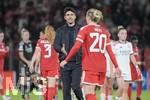 28.10.2026, Unterhaching, Bayern, Deutschland. UEFA Womens Champions League: FC Bayern Frauen gegen Real Madrid Frauen. Spielort: Sportpark Unterhaching. UWCL Ligaphase, 3. Spieltag, Saison 2026/27. Cheftrainer Pau Quesada (Real Madrid Frauen) blickt zu Franziska Kett (FC Bayern Frauen)
