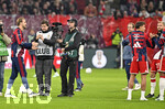 28.10.2026, Fussball DFB-Pokal 2026/2027, 2.Runde, FC Bayern München - 1.FC Magdeburg, in der Allianz-Arena München. Die Spieler stehen für Harry Kane (FC Bayern München) Spalier


