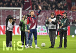 28.10.2026, Fussball DFB-Pokal 2026/2027, 2.Runde, FC Bayern München - 1.FC Magdeburg, in der Allianz-Arena München. Die Spieler stehen für Harry Kane (FC Bayern München) wird geehrt


