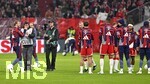 28.10.2026, Fussball DFB-Pokal 2026/2027, 2.Runde, FC Bayern München - 1.FC Magdeburg, in der Allianz-Arena München. Die Spieler stehen für Harry Kane (FC Bayern München) Spalier


