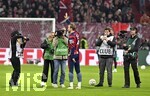 28.10.2026, Fussball DFB-Pokal 2026/2027, 2.Runde, FC Bayern München - 1.FC Magdeburg, in der Allianz-Arena München. Die Spieler stehen für Harry Kane (FC Bayern München) wird geehrt


