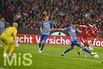 28.10.2026, Fussball DFB-Pokal 2026/2027, 2.Runde, FC Bayern München - 1.FC Magdeburg, in der Allianz-Arena München. Torwart Dominik Reimann (1. FC Magdeburg) konzetriert beim der Tormöglichkeit von Serge Gnabry (FC Bayern München) 


