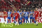 28.10.2026, Fussball DFB-Pokal 2026/2027, 2.Runde, FC Bayern München - 1.FC Magdeburg, in der Allianz-Arena München. v.l. Josip Stanisic (Bayern München) , Lennart Karl (FC Bayern München) und Konrad Laimer (FC Bayern München) mögen den jubelnden Magdeburgern nicht zuschauen,


