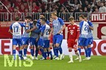 28.10.2026, Fussball DFB-Pokal 2026/2027, 2.Runde, FC Bayern München - 1.FC Magdeburg, in der Allianz-Arena München. Lennart Karl (FC Bayern München) mag  den jubelnden Magdeburgern nicht zuschauen,



