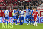 28.10.2026, Fussball DFB-Pokal 2026/2027, 2.Runde, FC Bayern München - 1.FC Magdeburg, in der Allianz-Arena München. Lennart Karl (FC Bayern München) mag  den jubelnden Magdeburgern nicht zuschauen,


