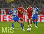 28.10.2026, Fussball DFB-Pokal 2026/2027, 2.Runde, FC Bayern München - 1.FC Magdeburg, in der Allianz-Arena München. v.l. Torben Müsel (1.FC Magdeburg) gegen Tom Bischof (FC Bayern München) 


