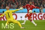 28.10.2026, Fussball DFB-Pokal 2026/2027, 2.Runde, FC Bayern München - 1.FC Magdeburg, in der Allianz-Arena München. Treffer zum 2:1 von Ismael Saibari (FC Bayern München) gegen Torwart Dominik Reimann (1. FC Magdeburg) 


