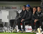 28.10.2026, Fussball DFB-Pokal 2026/2027, 2.Runde, FC Bayern München - 1.FC Magdeburg, in der Allianz-Arena München. Trainer Petrik Sander (li, 1.FC Magdeburg)  sitzt wie angewurzelt auf der Trainerbank.


