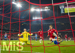28.10.2026, Fussball DFB-Pokal 2026/2027, 2.Runde, FC Bayern München - 1.FC Magdeburg, in der Allianz-Arena München. re. Lennart Karl (re, FC Bayern München) scheitert an Torwart Dominik Reimann (1. FC Magdeburg) 


