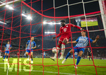 28.10.2026, Fussball DFB-Pokal 2026/2027, 2.Runde, FC Bayern München - 1.FC Magdeburg, in der Allianz-Arena München. Torschuss von Alphonso Davies (mitte, FC Bayern München) zum 4:1



