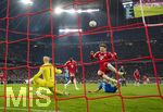 28.10.2026, Fussball DFB-Pokal 2026/2027, 2.Runde, FC Bayern München - 1.FC Magdeburg, in der Allianz-Arena München. re. Lennart Karl (re, FC Bayern München) scheitert an Torwart Dominik Reimann (1. FC Magdeburg) 


