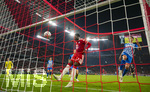 28.10.2026, Fussball DFB-Pokal 2026/2027, 2.Runde, FC Bayern München - 1.FC Magdeburg, in der Allianz-Arena München. Torschuss von Alphonso Davies (mitte, FC Bayern München) zum 4:1


