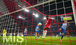 28.10.2026, Fussball DFB-Pokal 2026/2027, 2.Runde, FC Bayern München - 1.FC Magdeburg, in der Allianz-Arena München. Torschuss von Alphonso Davies (mitte, FC Bayern München) zum 4:1


