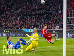 28.10.2026, Fussball DFB-Pokal 2026/2027, 2.Runde, FC Bayern München - 1.FC Magdeburg, in der Allianz-Arena München. re: Lennart Karl (FC Bayern München) in der Luft, li: Torwart Dominik Reimann (1. FC Magdeburg), Tobias Müller (1. FC Magdeburg) 