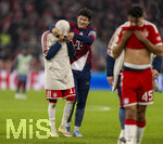 28.10.2026, Fussball DFB-Pokal 2026/2027, 2.Runde, FC Bayern München - 1.FC Magdeburg, in der Allianz-Arena München. Schlussjubel der Bayern, v.li: Michael Olise (FC Bayern München) und Min-jae Kim (Bayern München, Minjae Kim) machen Spässchen mit der Kaputze von Michael Olise (FC Bayern München) 