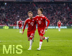 28.10.2026, Fussball DFB-Pokal 2026/2027, 2.Runde, FC Bayern München - 1.FC Magdeburg, in der Allianz-Arena München. Torjubel David Michael Santos Daiber (re, Bayern München) mit Tim Binder (Bayern München).