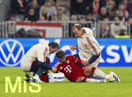 28.10.2026, Fussball DFB-Pokal 2026/2027, 2.Runde, FC Bayern München - 1.FC Magdeburg, in der Allianz-Arena München. Mannschaftsarzt Dr. Jochen Hahne (re, FC Bayern München) kümmert sich um Lennart Karl (FC Bayern München) 