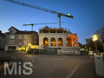 30.10.2026, Bad Wörishofen (Unterallgäu), Dämmerungsaufnahmen der Baustelle Löwenbräu-Arkaden in Bad Wörishofen, der Neubau der Firma Glass aus Mindelheim kommt zügig voran, gut zu erkennen sind bereits Rundbau und Säulenarchitektur für eine Terasse. Neben Wohnungen und Gastronomie und Tiefgaragen entsteht ein Ort der Begegnung im Herzen von Bad Wörishofen.     