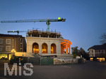 30.10.2026, Bad Wörishofen (Unterallgäu), Dämmerungsaufnahmen der Baustelle Löwenbräu-Arkaden in Bad Wörishofen, der Neubau der Firma Glass aus Mindelheim kommt zügig voran, gut zu erkennen sind bereits Rundbau und Säulenarchitektur für eine Terasse. Neben Wohnungen und Gastronomie und Tiefgaragen entsteht ein Ort der Begegnung im Herzen von Bad Wörishofen.     